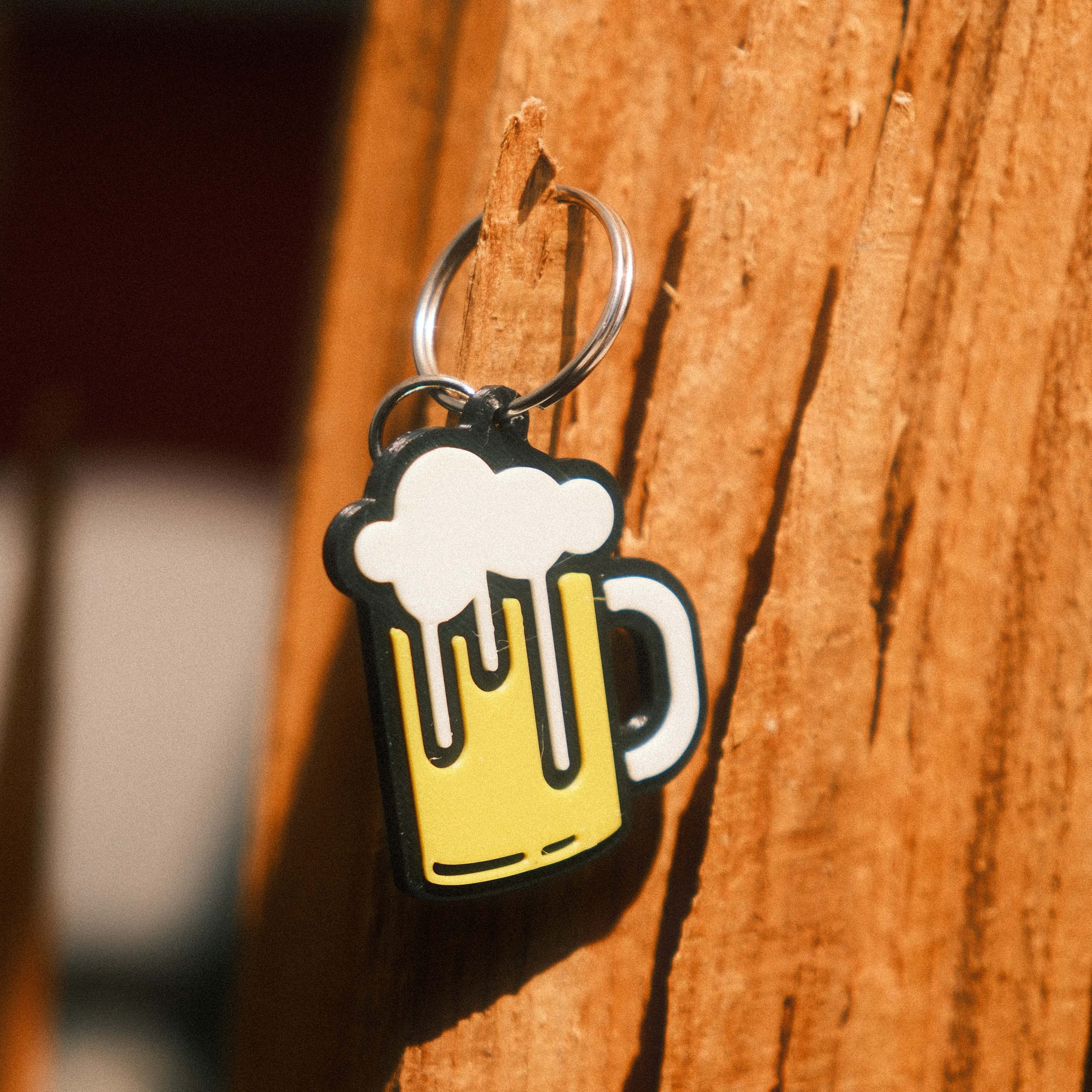 Bier Schlüsselanhänger Flach – Kleiner Bierkrug für unterwegs | Pfälzer Löwen | Anhänger mit Karabiner